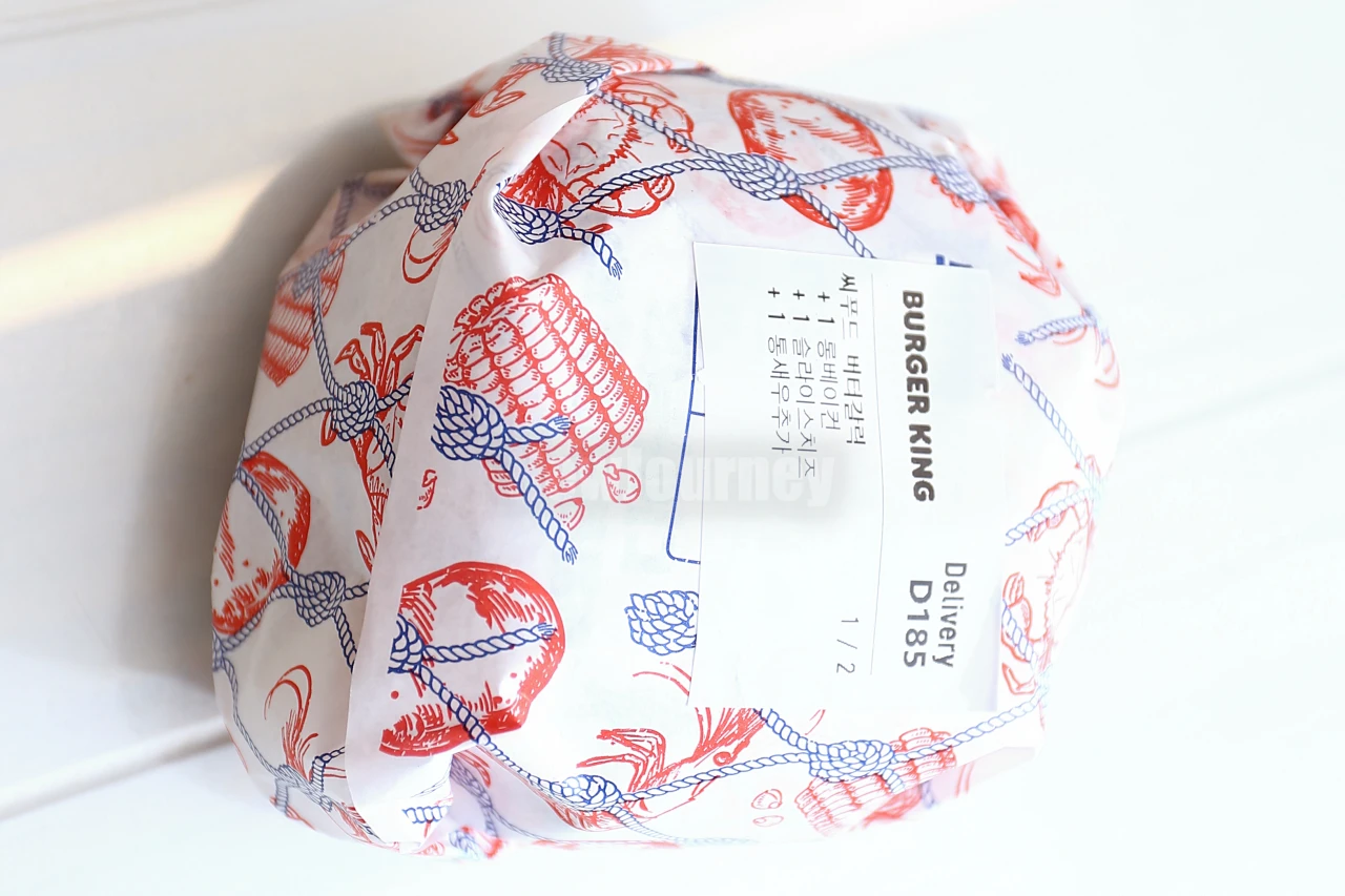 버거킹 보일링 씨푸드 버거 버터갈릭 래퍼 클로즈업, 새우·랍스터·닻 일러스트 흰색 포장지