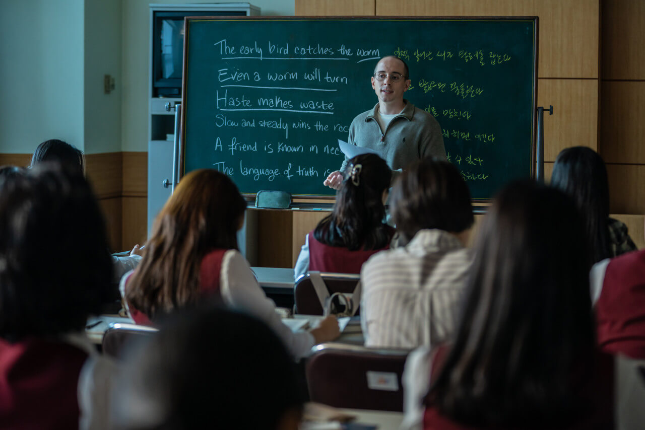 영어토익반 수업을 듣고 있는 여직원들의 뒷모습과 학생들을 가르치는 외국인 영어 선생님