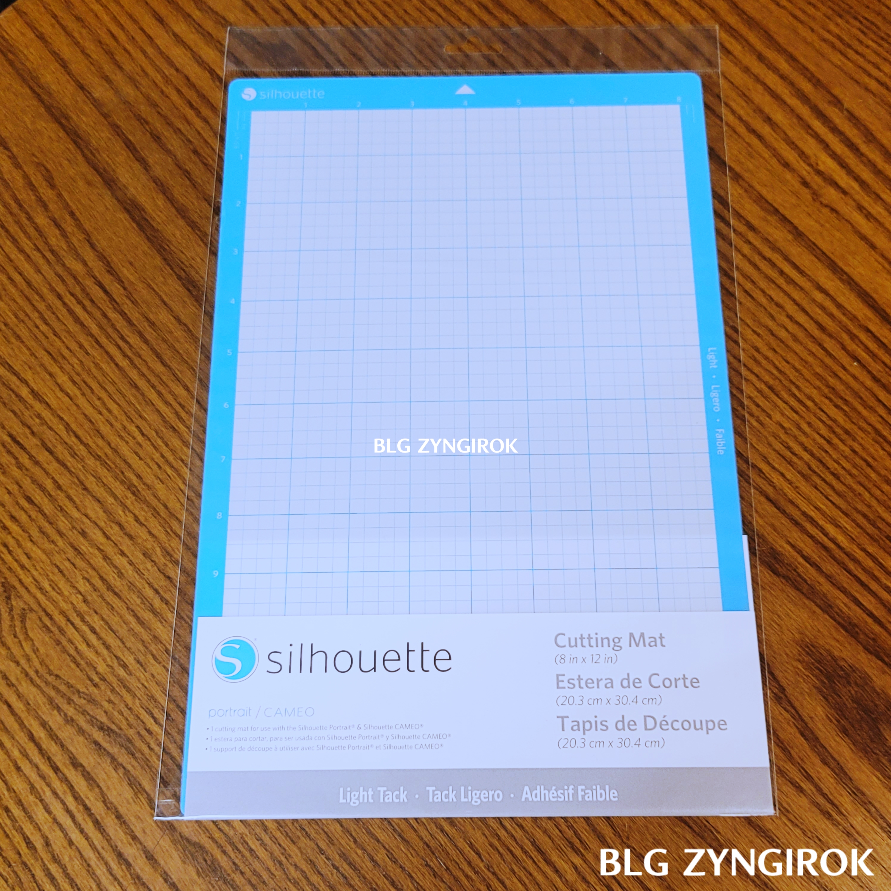 Light-커팅-패드가-테이블-위에-놓여있다.