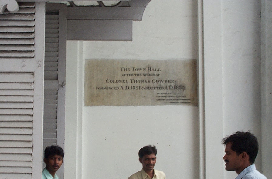 입구 옆 초석에 건립연도와 초기에 Town Hall로 쓰였다는 것을 알수 있습니다.