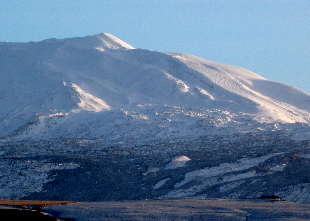 눈에 덮힌 하클라 산