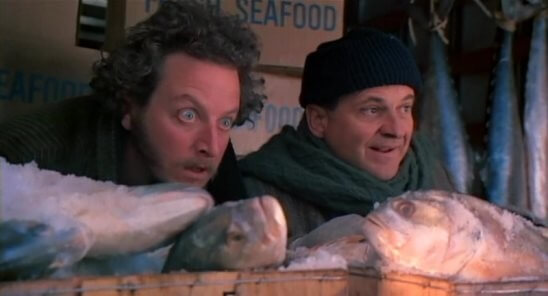 생선 박스 뒤에 서 있는 남자 두 사람