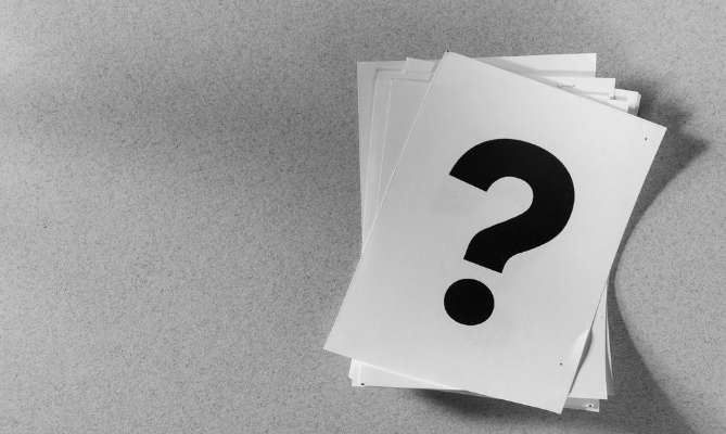 흰색 종이가 쌓여있다.