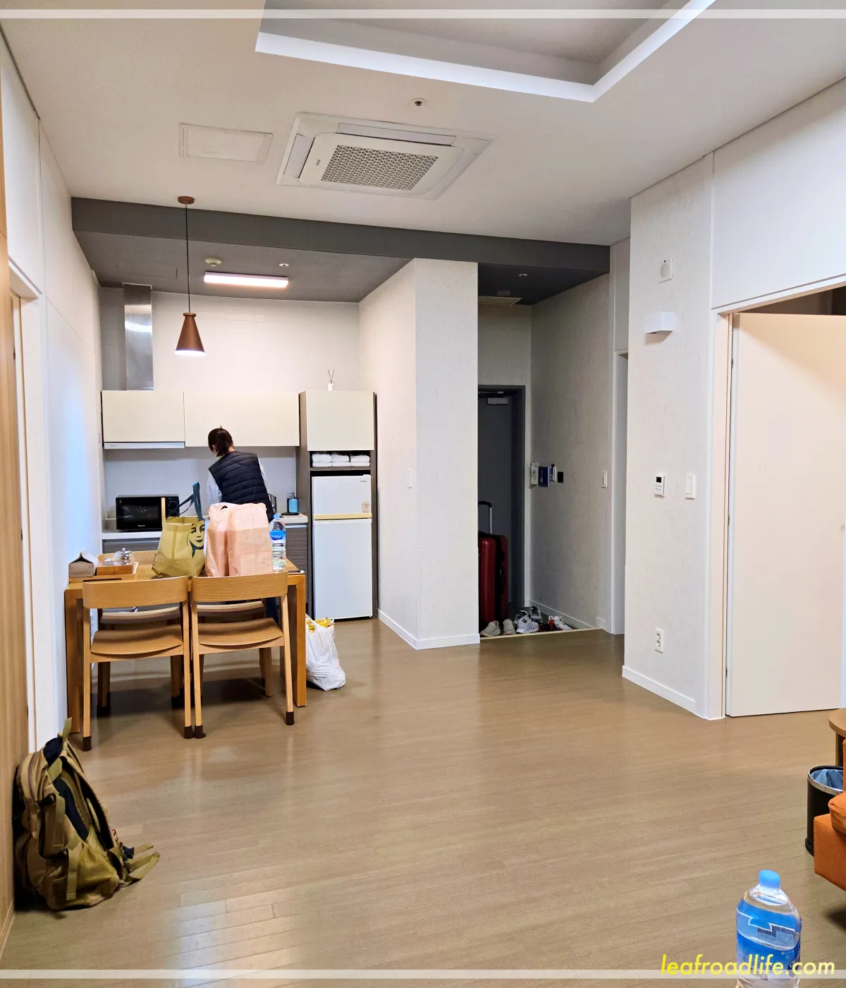 제주-휘닉스-아일랜드-A동-로얄-온돌방-거실-부엌모습