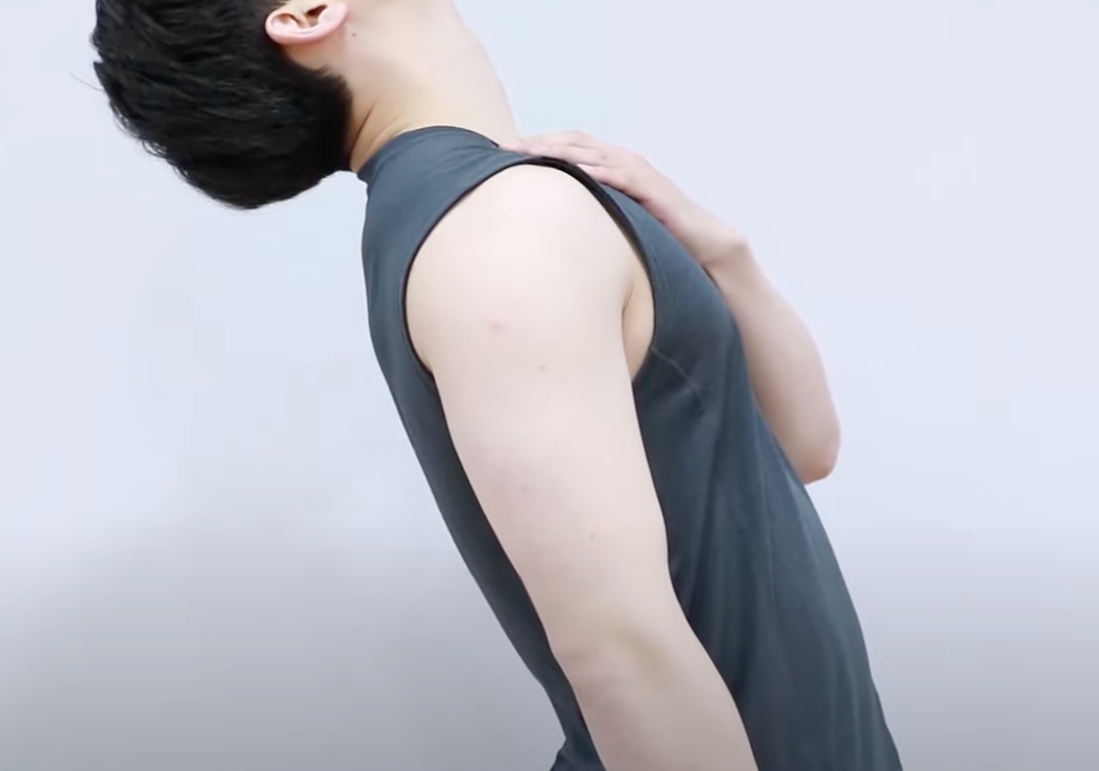 목 앞쪽 근육 늘리는 운동 뒷모습