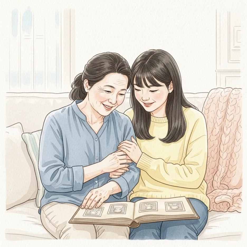엄마와 딸이 함께 사진첩을 보며 미소 짓는 모습