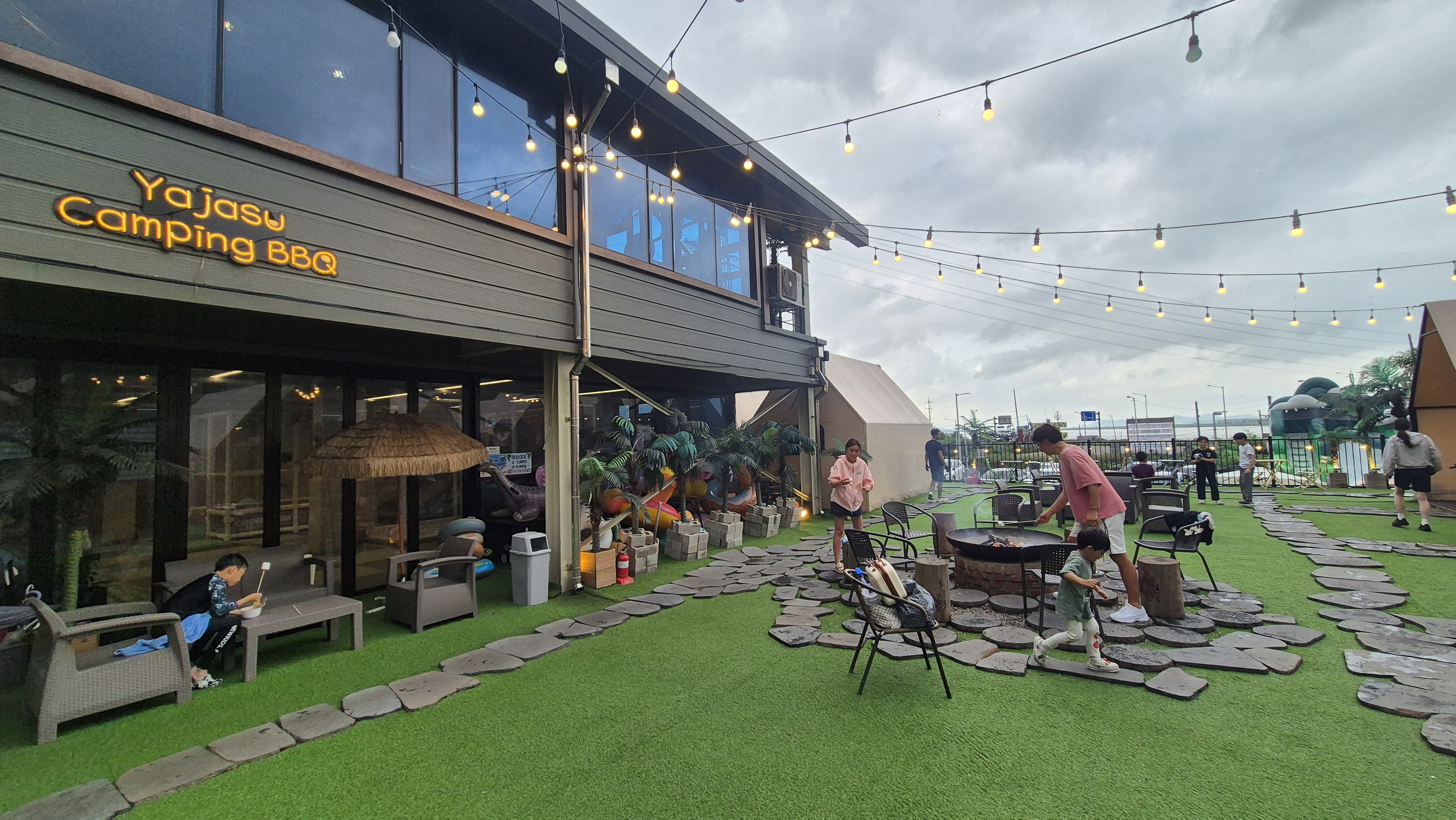 야자수 캠핑 바베큐 중앙 전경 사진