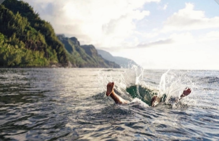 물에 빠저 허우적 거리는 이미지