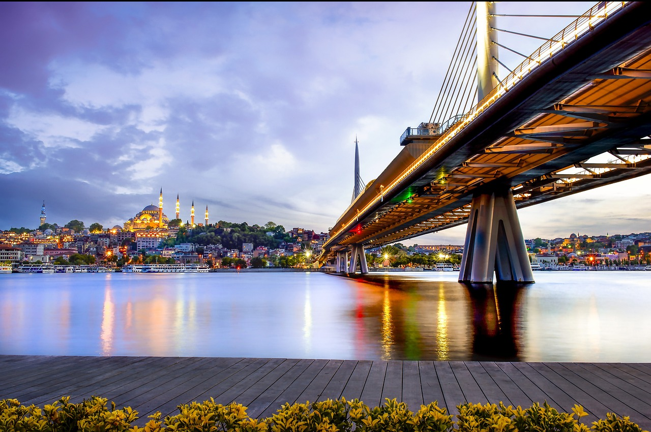 이스탄불 다리아래 도시전경이 나오는 사진