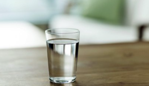 투명-유리컵에-담긴-물