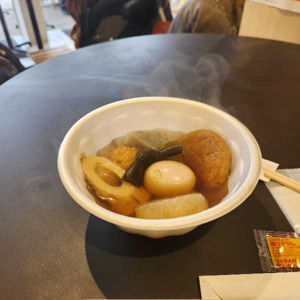 테이블 위에 어무탕이 올려져 있다. 어묵탕에는 각종 어묵과 계란이 들어 있다.