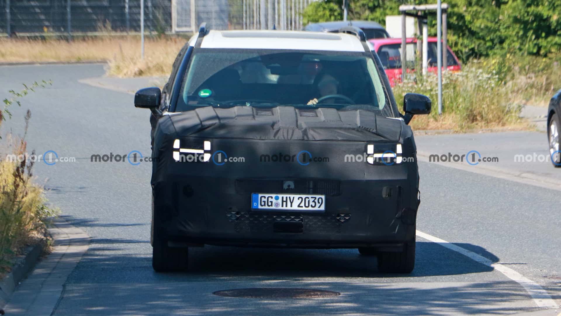 현대자동차가 올 하반기 선보일 신형 '싼타페 풀체인지(MX5)'가 해외에서 주행테스트 중 새롭게 포착됐다.