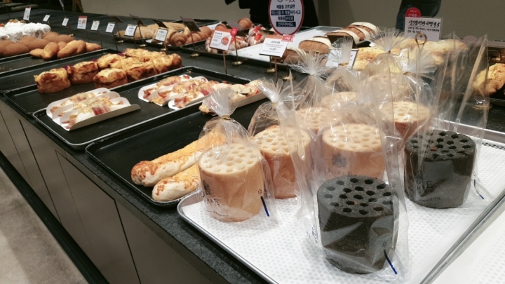 듀레베이커리-진열된-빵들