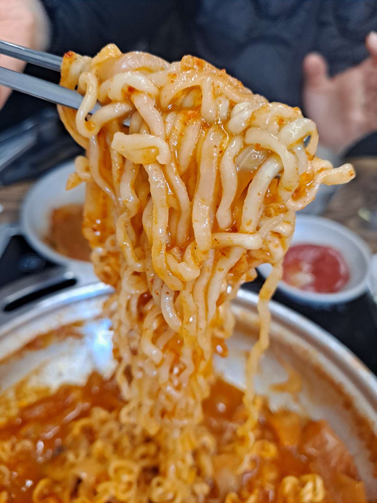 한옥집 사리면발 집어들다