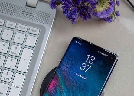 노트북-꽃-충전중인-삼성-갤럭시-휴대폰