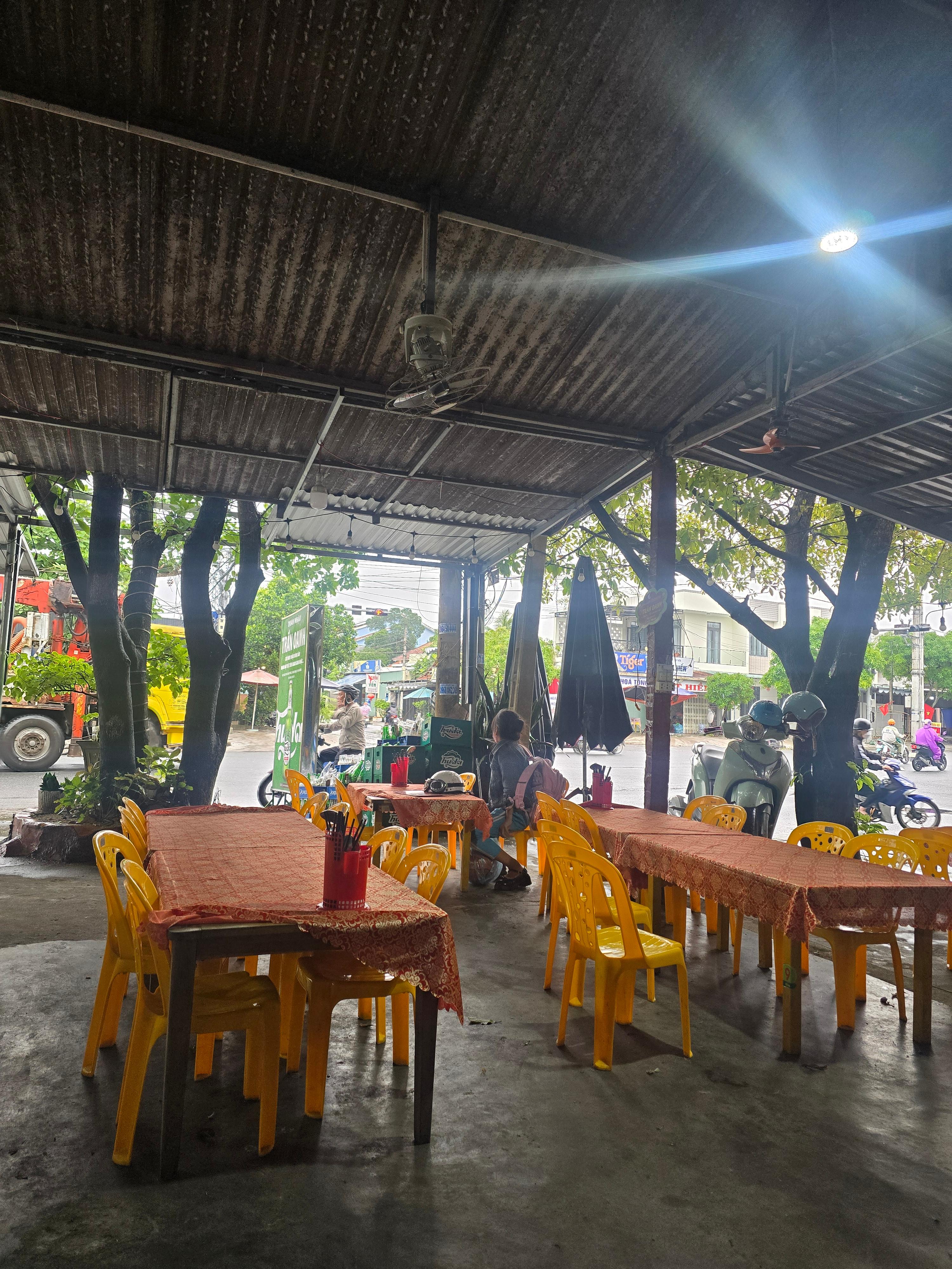 베트남 로컬 식당 내부 노란 플라스틱 의자와 테이블 풍경