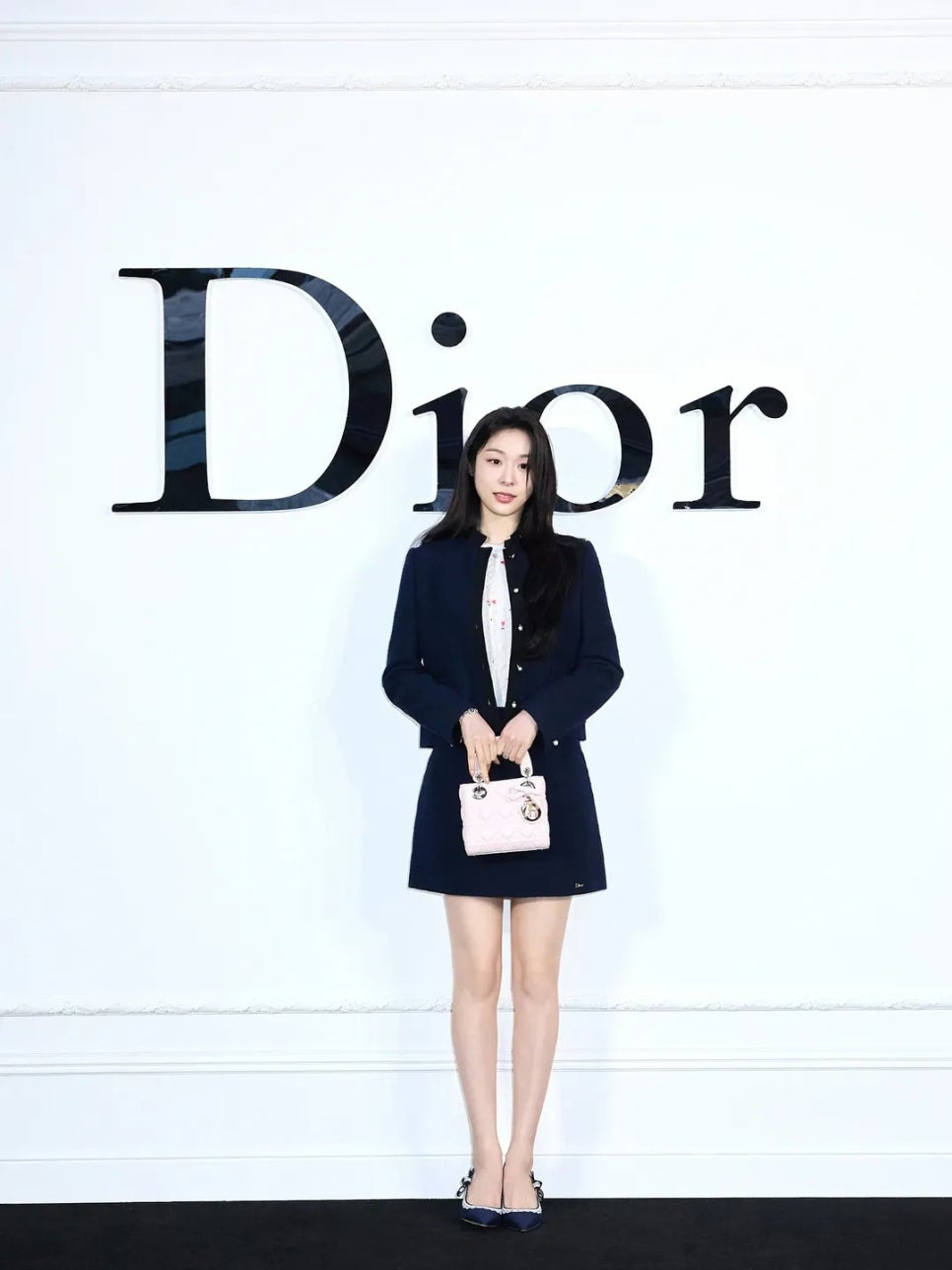2026 신상 레이디 디올백을 손에 들고 포즈를 취하는 김연아