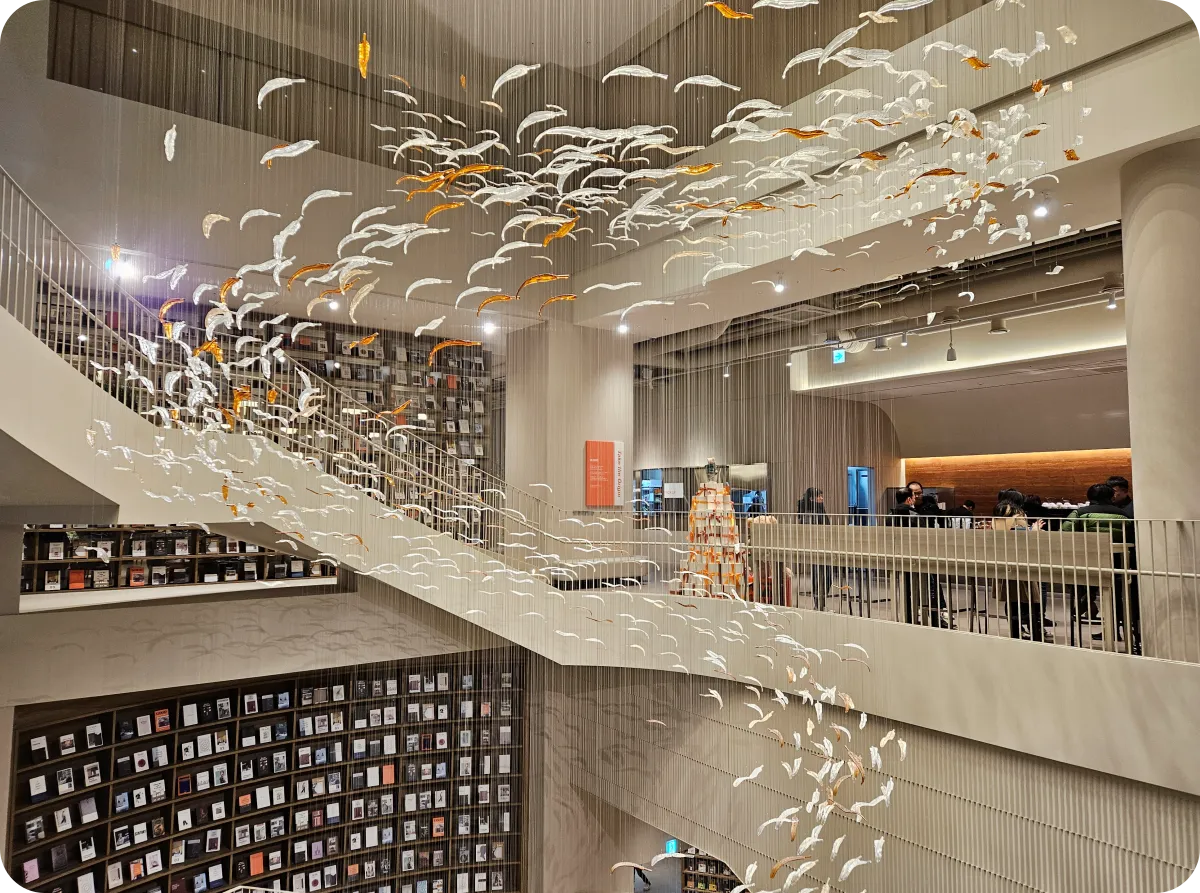 인크커피-다산점-내부-조형물-헤엄치는-잉어