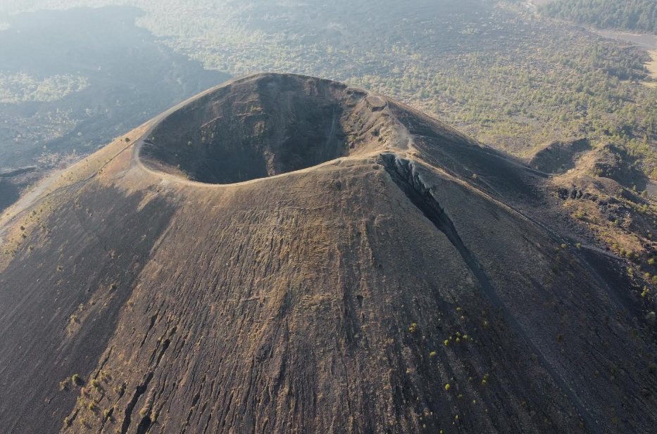 파리쿠틴 산의 정산을 볼 수 있는 사진