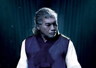 개량 한복을 입은 가수 나훈아