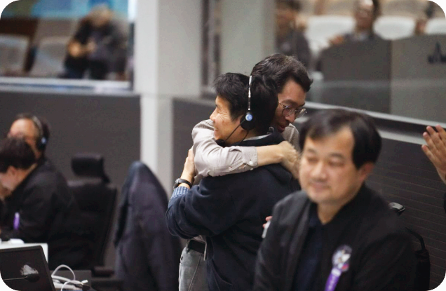 한국형발사체 누리호가 성공적으로 발사된 27일, 전남 고흥군 나로우주센터 발사지휘센터에서 관계자들이 기뻐하고 있다. 한국항공우주연구원 제공