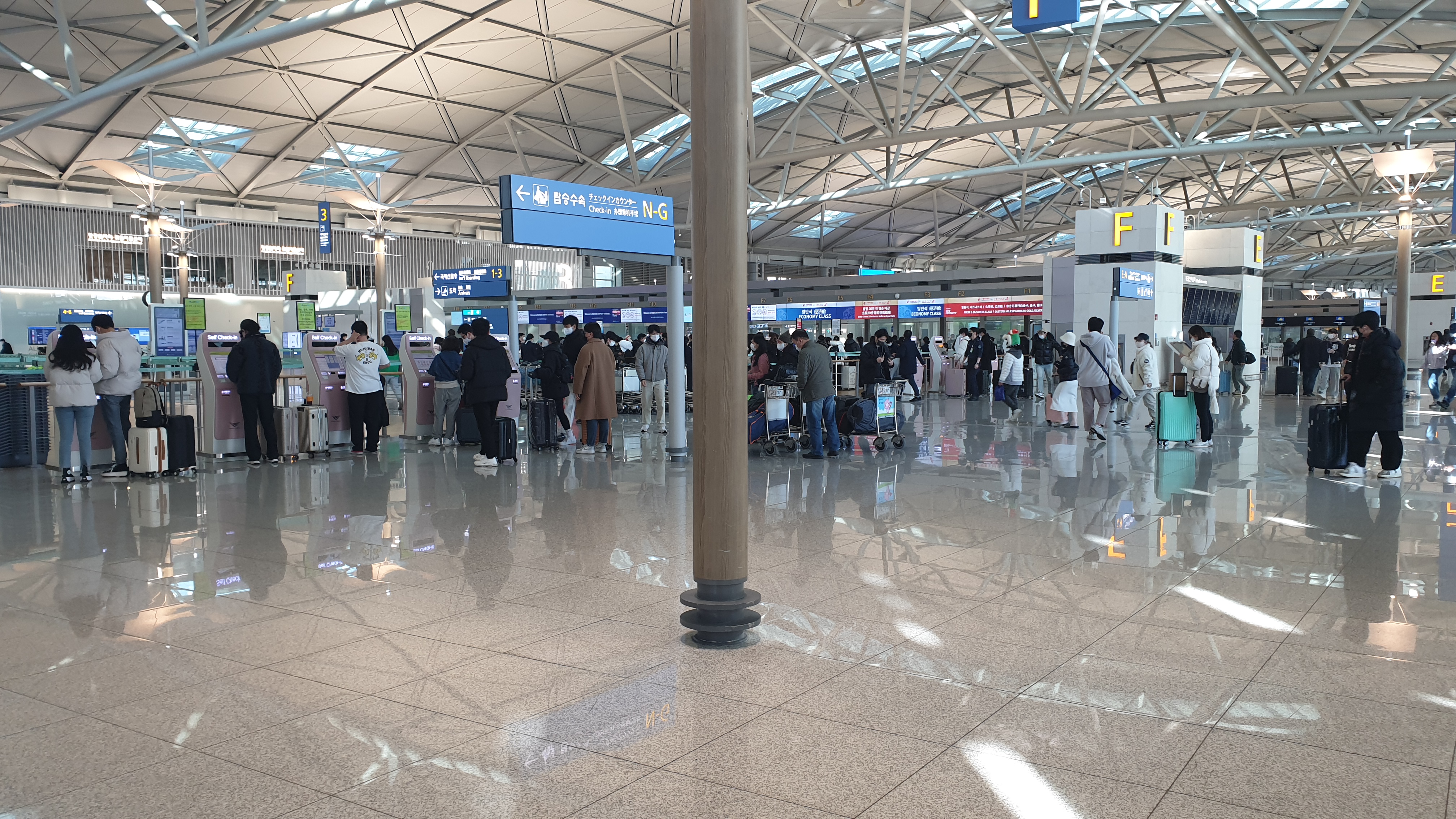 인천공항 3층 티켓발권 및 탑승수속 절차 밟는 사람들