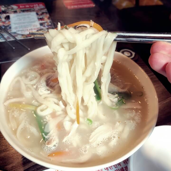 닭칼국수를-젓가락으로-들어올리는-모습