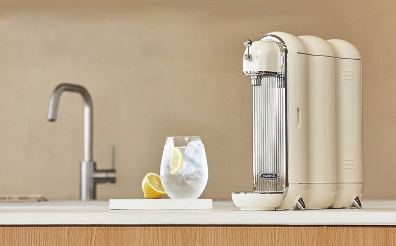 퓨리얼 레트로 디자인 무전원 직수 정수기와 레몬 탄산수 컵이 놓인 주방 인테리어