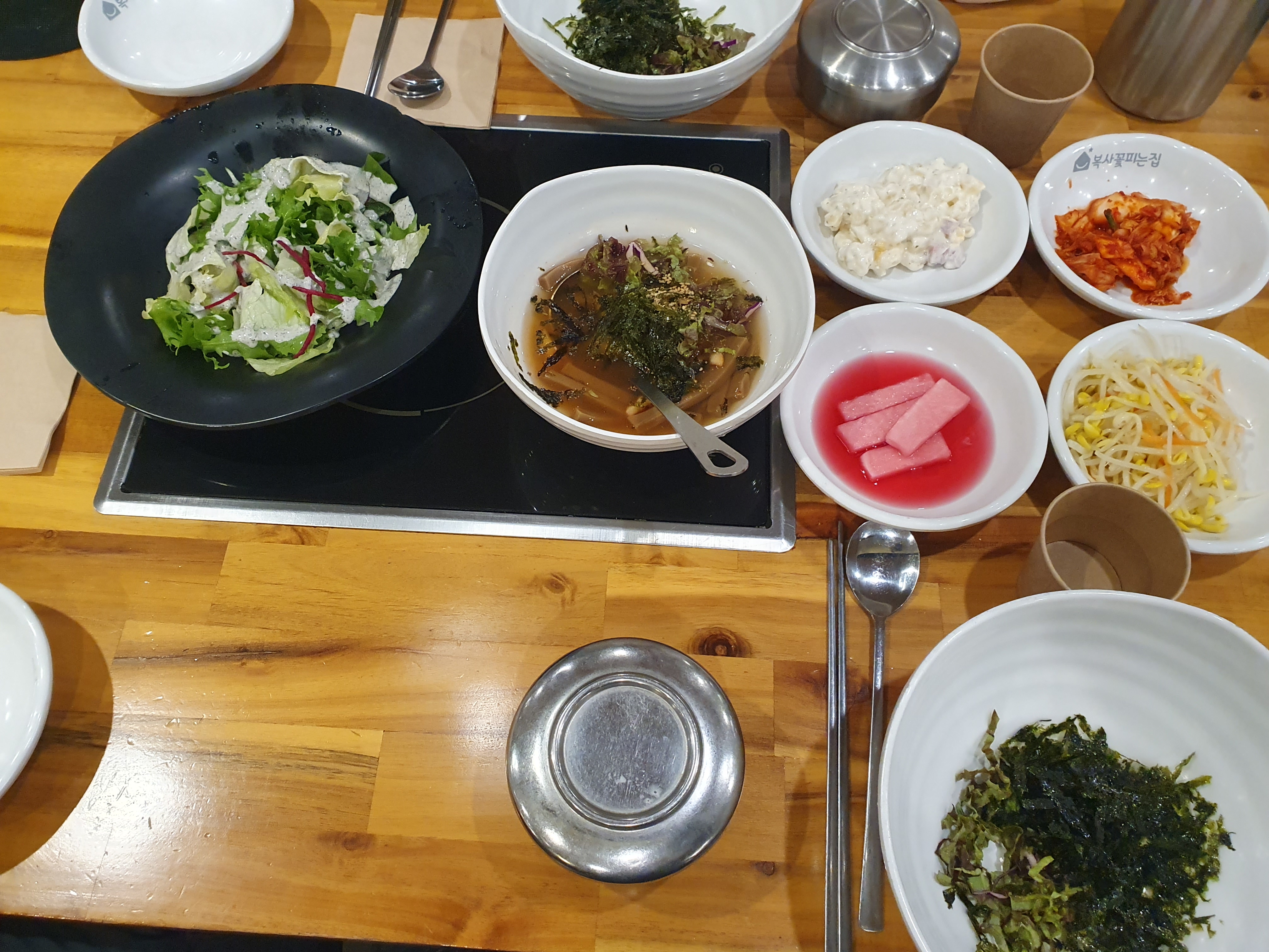 기본 상차림은 이렇게 제공이 됩니다.