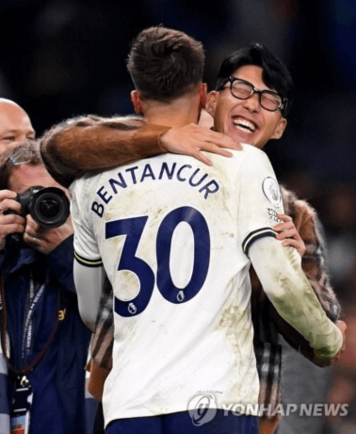 토트넘 탑급 MF 벤탄쿠르 손흥민 포옹