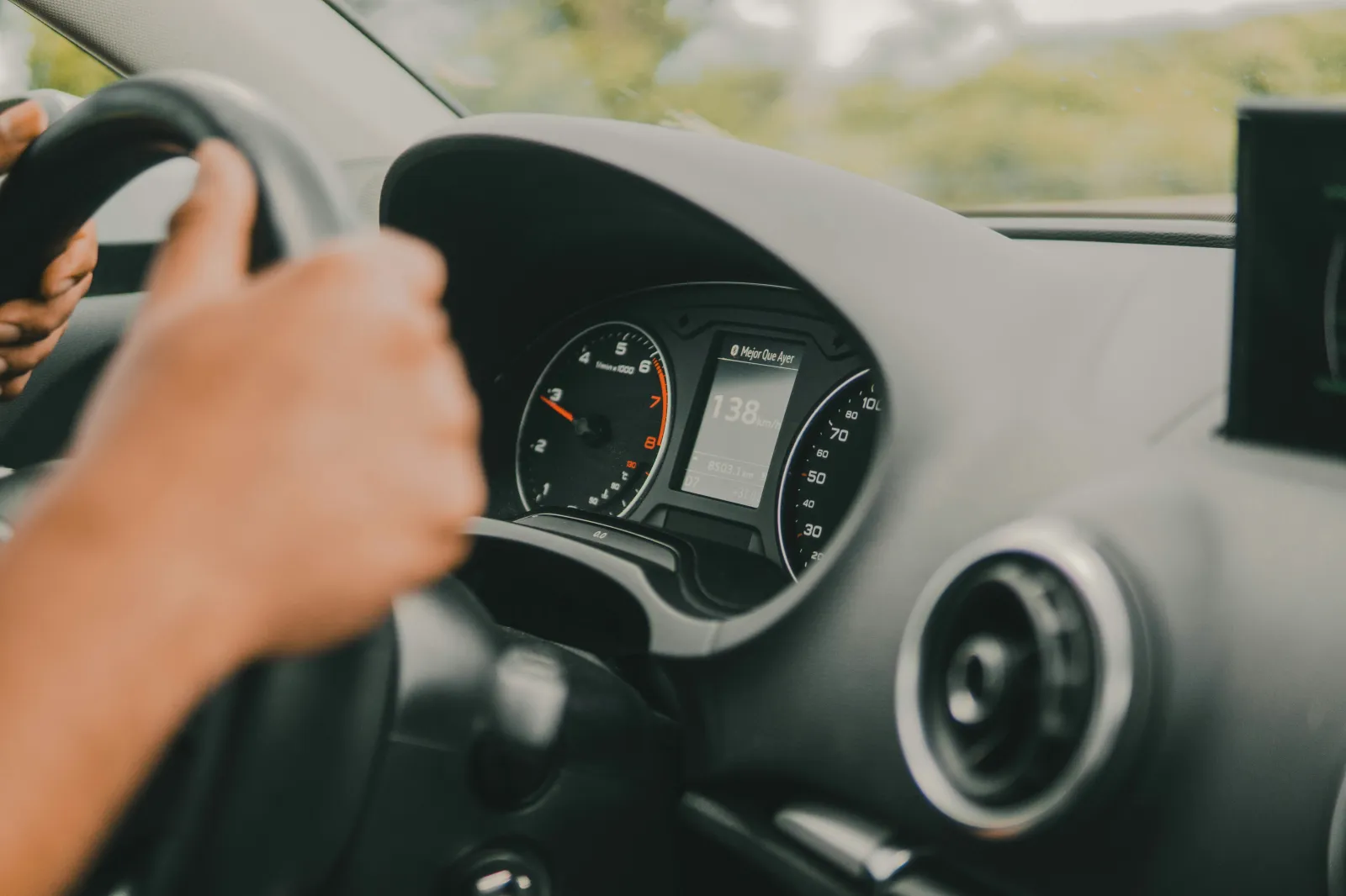 자동차 안에서 운전대를 잡은 손을 크게 확대한 모습