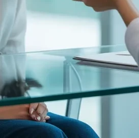 쌍꺼풀 수술 이미지 - 쌍꺼풀 수술 상담을 받고 있는 사람