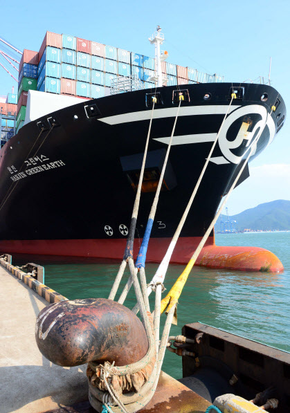 한진해운 선박이 부산항에 정박해 있다.