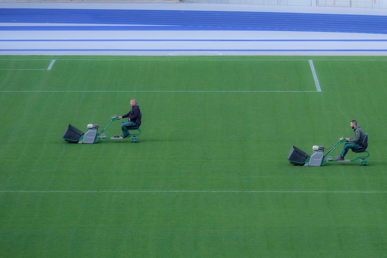축구경기장 잔디 관리 이미지