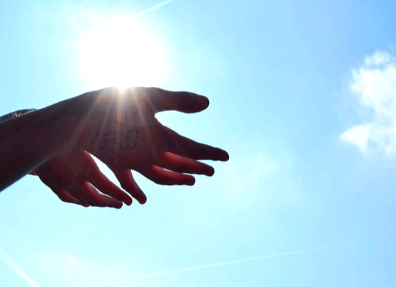 양 손바닥을 하늘을 향해 펼쳐보인다. 하늘에선 하얀 햇살이 손바닥 위로 내리쬔다.