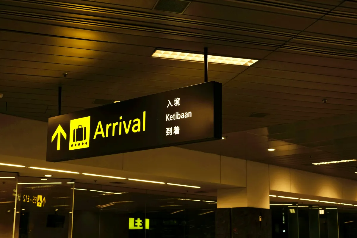 공항-arrival-입국-이라고-써있는-표지판-사진