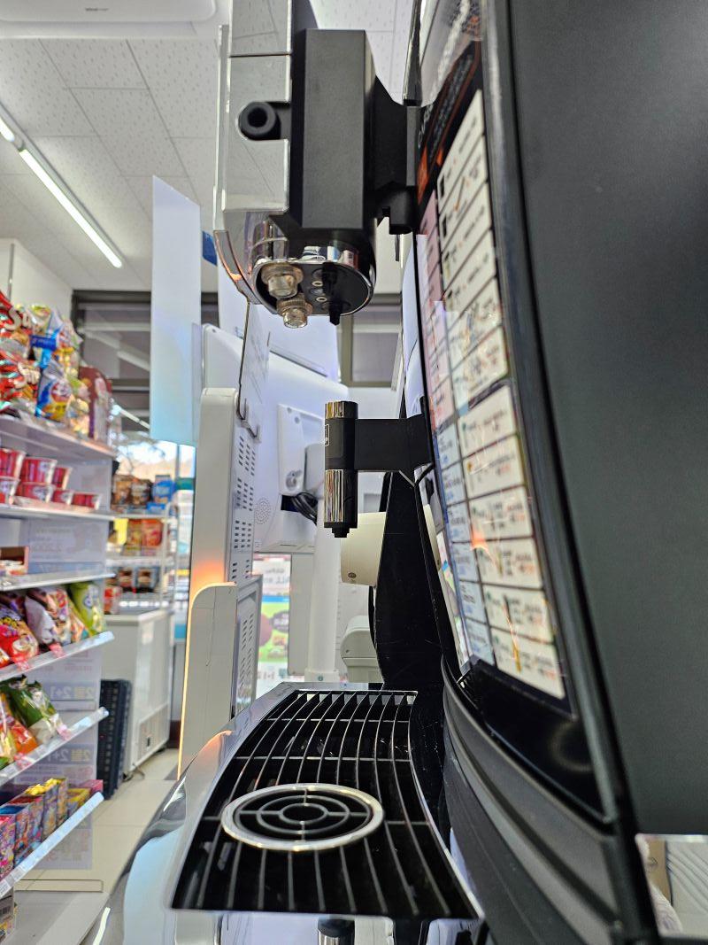 깨끗하게 관리된 에스프레소 머신의 추출구와 주변 모습