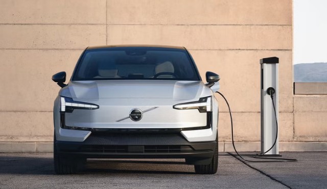 볼보-전기-자동차가-충전되고-있습니다.