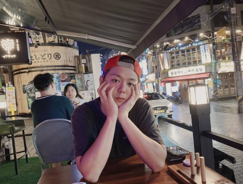 모자를쓰고-손을턱에대고있는-남성의모습