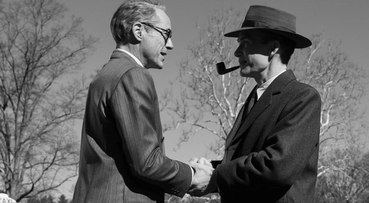 남자 둘이 이야기하며 악수하듯이 손을 잡는 사진