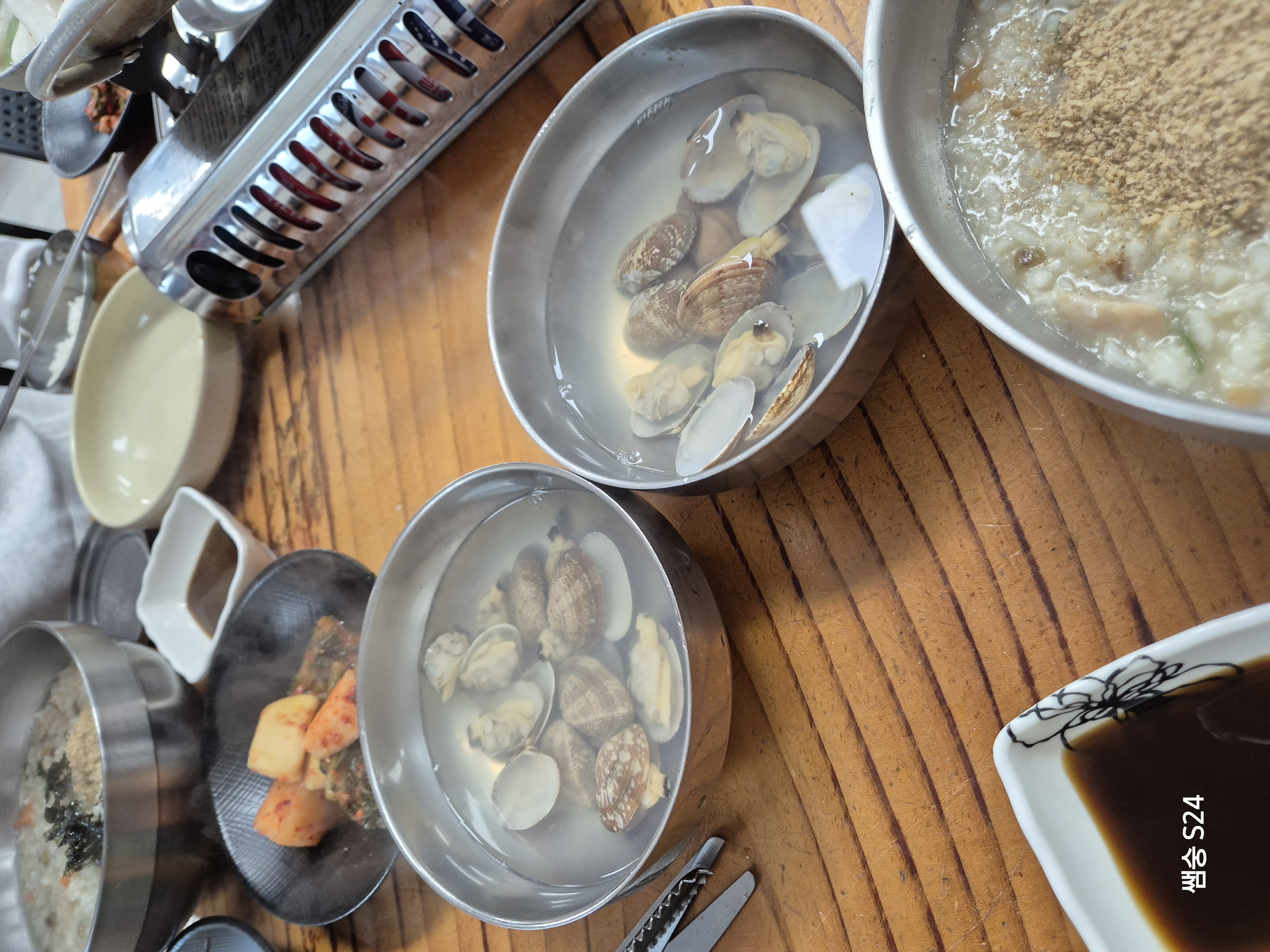 백합죽을 시키면 나오는 바지락탕 1인분당 1대접씩 나옴