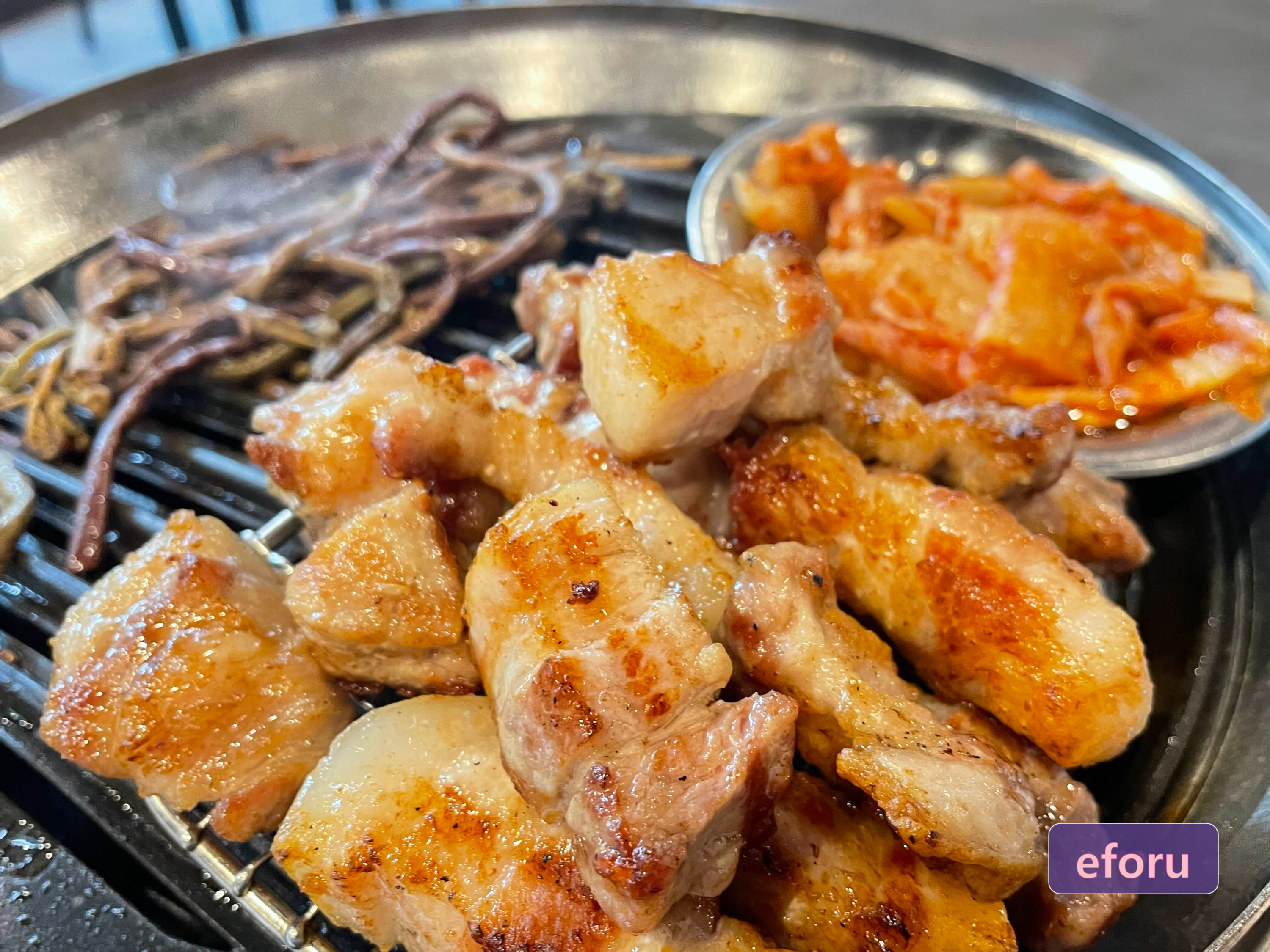 불판 위에서 고기와 고사리가 구워지고 있습니다.