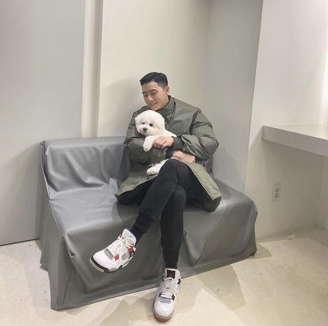 서준 운동화 에어조던4 왓더