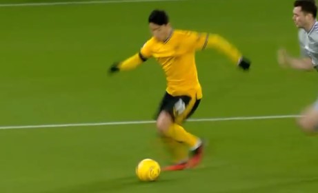 황희찬 선수 돌파 크로스