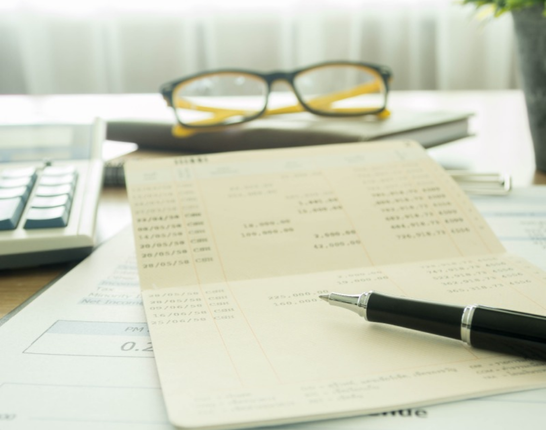 통장이 펴져있고 펜이 놓여있다.