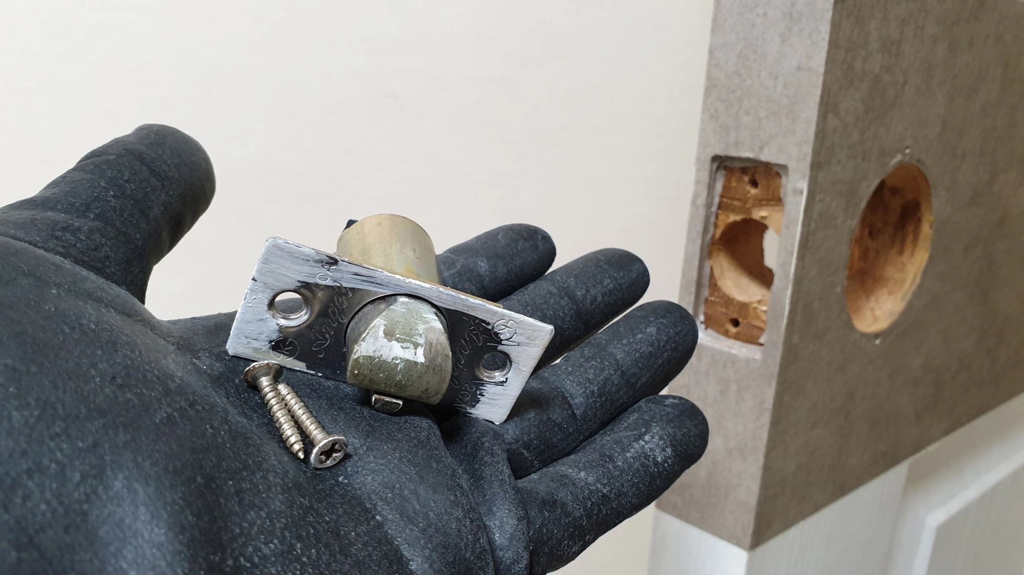 문 손잡이 걸쇠 부품 빼는 모습