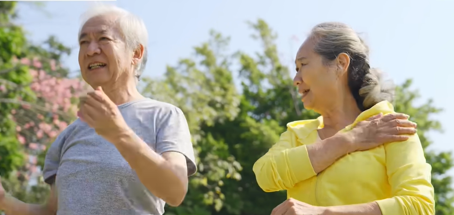 건강을 위해 운동하는 중년부부