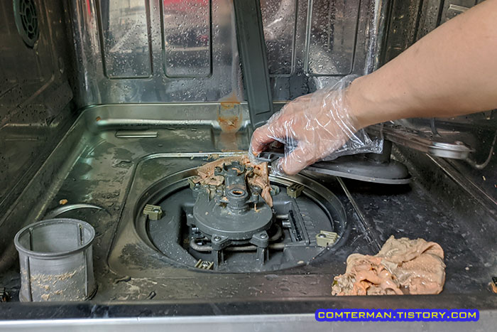 식기세척기 주황색 기름 덩어리 때