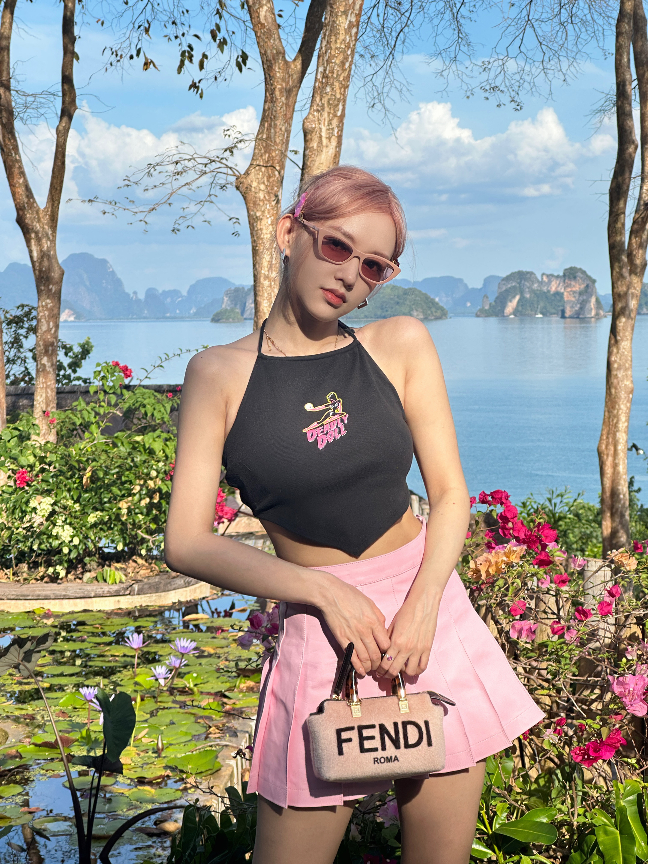 끈으로 된 홀터넥 스타일링의 섹시 성소