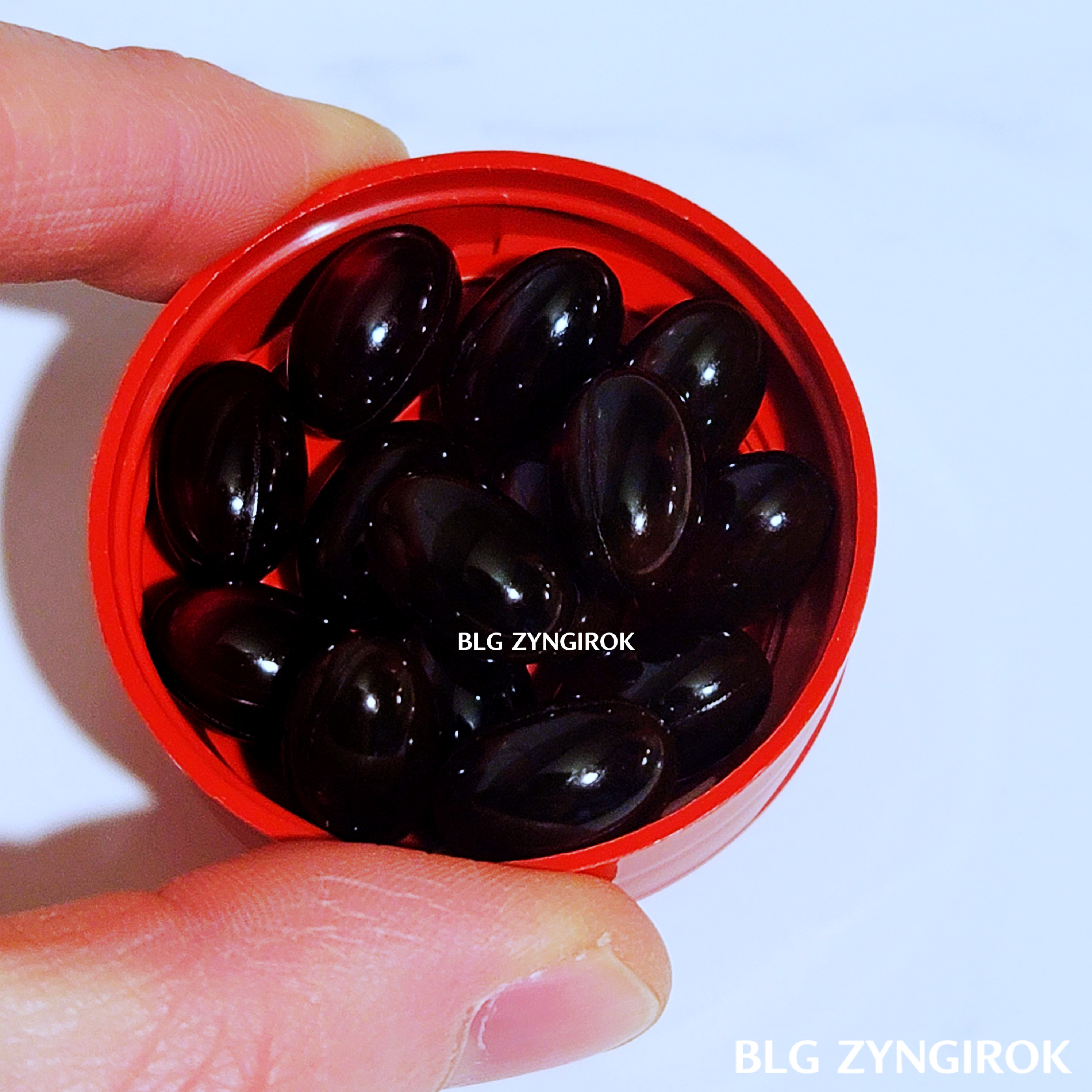 커클랜드-시그치처-크릴오일-500mg-뚜껑에-던-캡슐-모습이다.